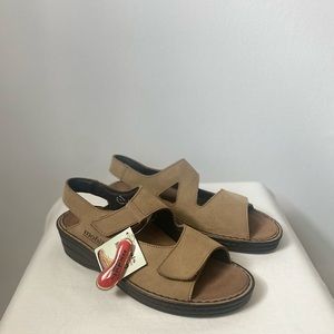 Mephisto Mobils Italian leather sandal tan. Brand new size 7 strap closure
